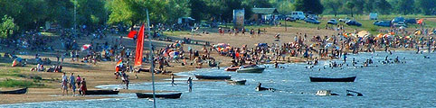 Playas de arena sobre el río Uruguay en Colón