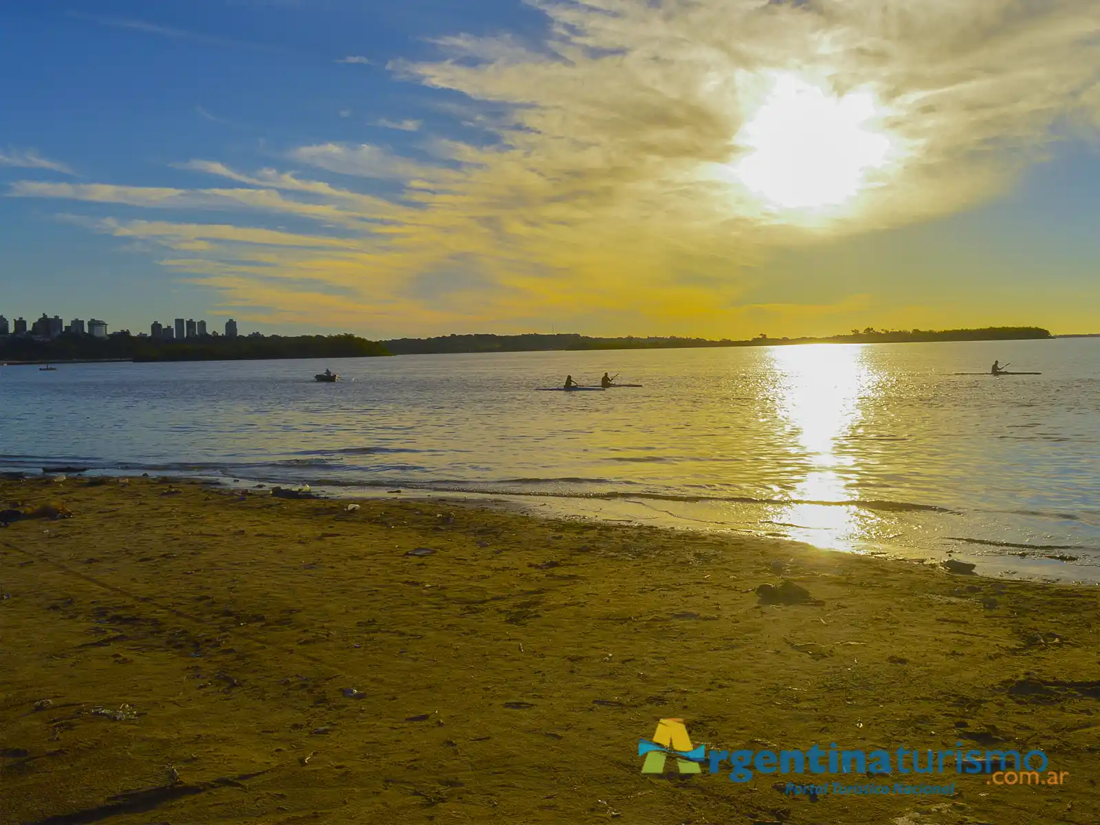 Vista panorámica de Paraná, Entre Ríos, con el río Paraná y sus barrancas