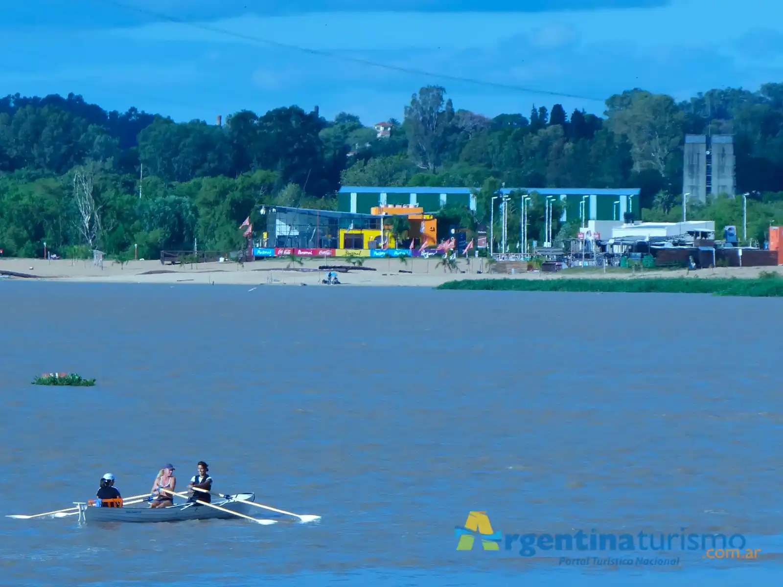 Playa y balneario sobre el río Paraná en Entre Ríos